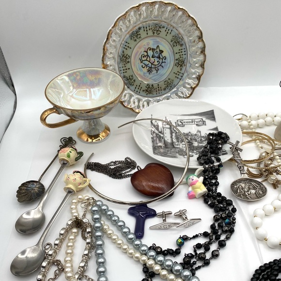 Vintage Junk Drawer Jewelry Lot & Miscellaneous Items - Picture 13 of 13